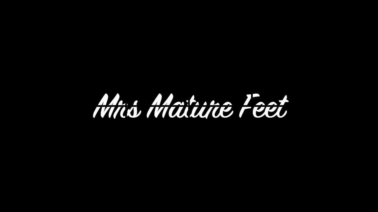 Mrs Mature Feet, Playsuit and Showing Her Barefeet 526
