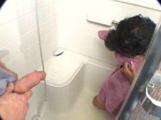 Schlampe urinierte in der Dusche