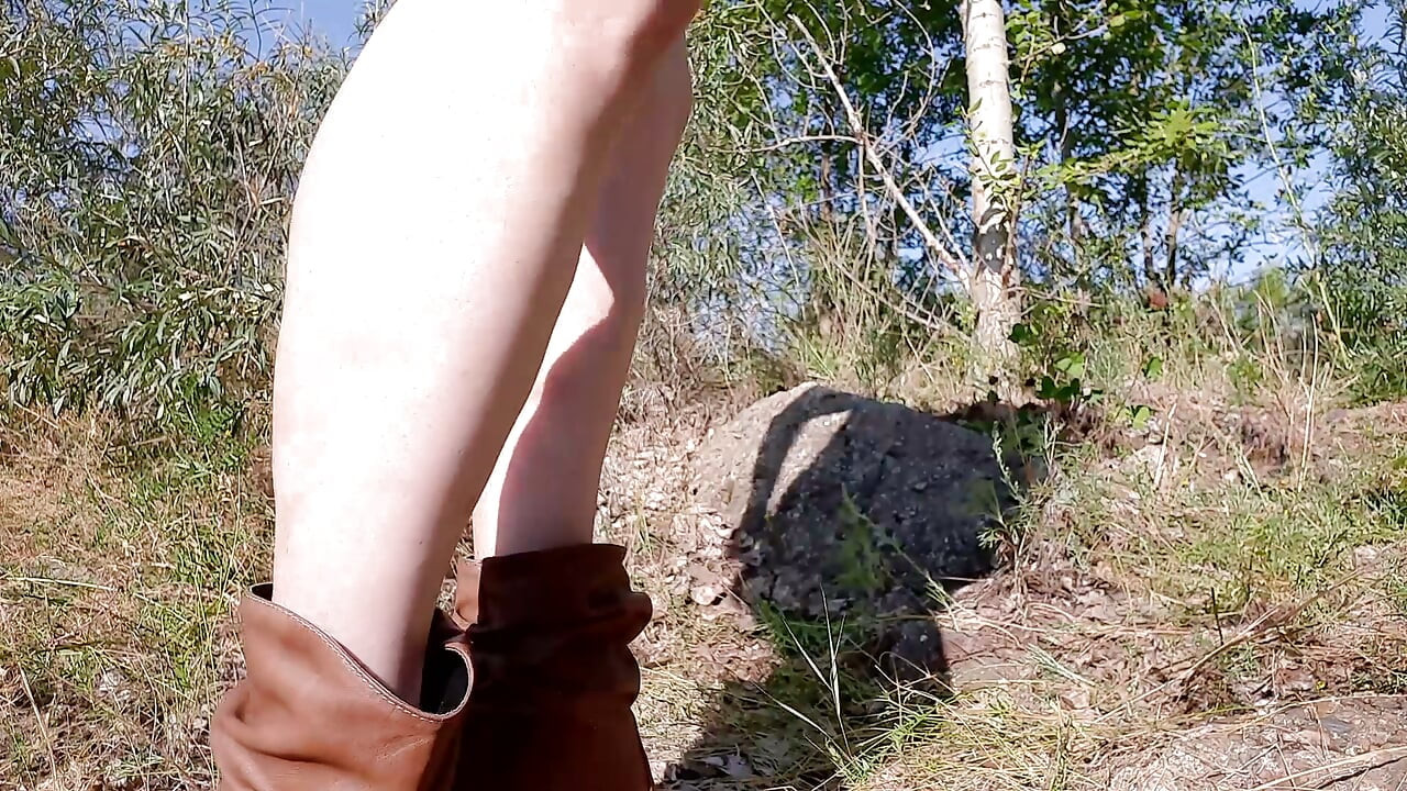 Zlobivá kočička venku ukazuje prdel a klitoris