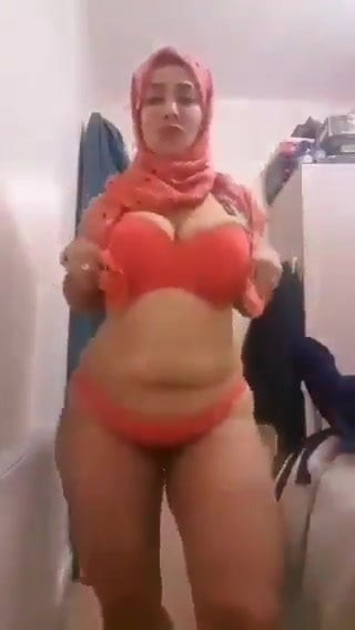 Arab Muslim girl naked