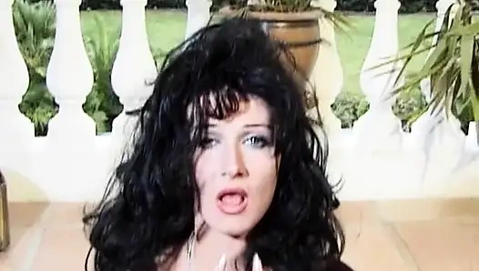 Attraktive dunkelhaarige französische schlampe wird in der pov-szene anal gefickt