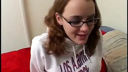 Studentin wird für harten schwanz und sperma abgeholt.