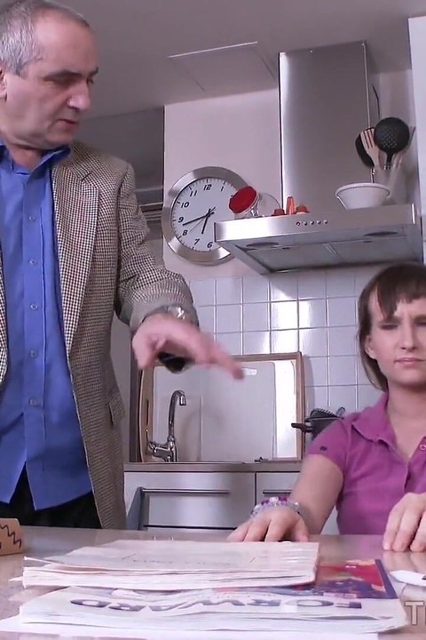 معلم عجوز يعاقب تلميذه الكسول بزبه القديم المجعد