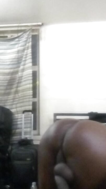 Ты бы съел эту задницу? Гей с круглой попкой, черный фембой