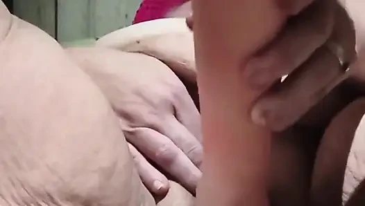 Фистингую ее киску, пока она не кончит