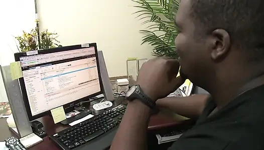 Возбужденная тинка получает сперму на ее киску после хардкорной шпинки