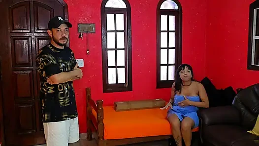 Der lieferbote fickt uns hart, nachdem wir ihm unsere brüste gezeigt haben