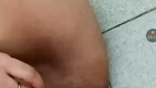 Трахаю пальцами мою тугую киску, пока он дрочит свой хуй