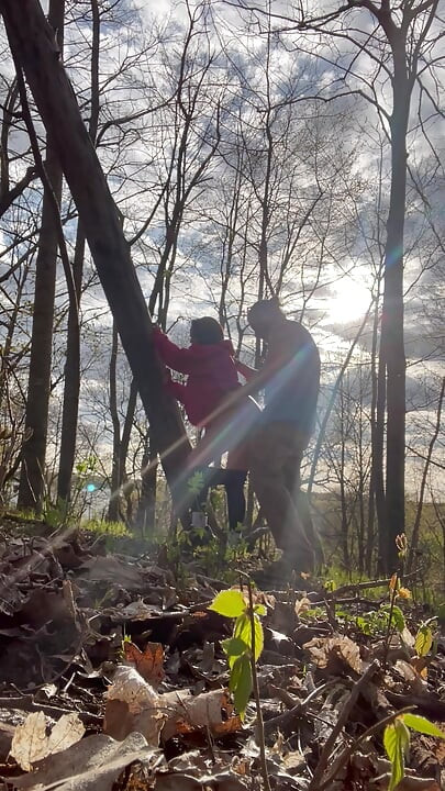 Vruća MILF jebana na pasji način nakon planinarenja