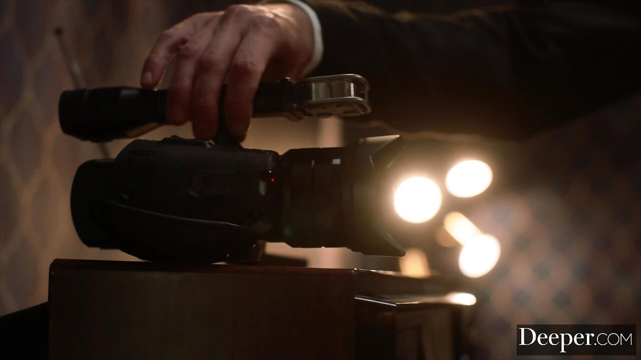 Dublje. Maskirana plavuša Summer Kline predaje kontrolu anonimnom domu