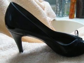 我妻子的性感黑色漆皮高跟鞋