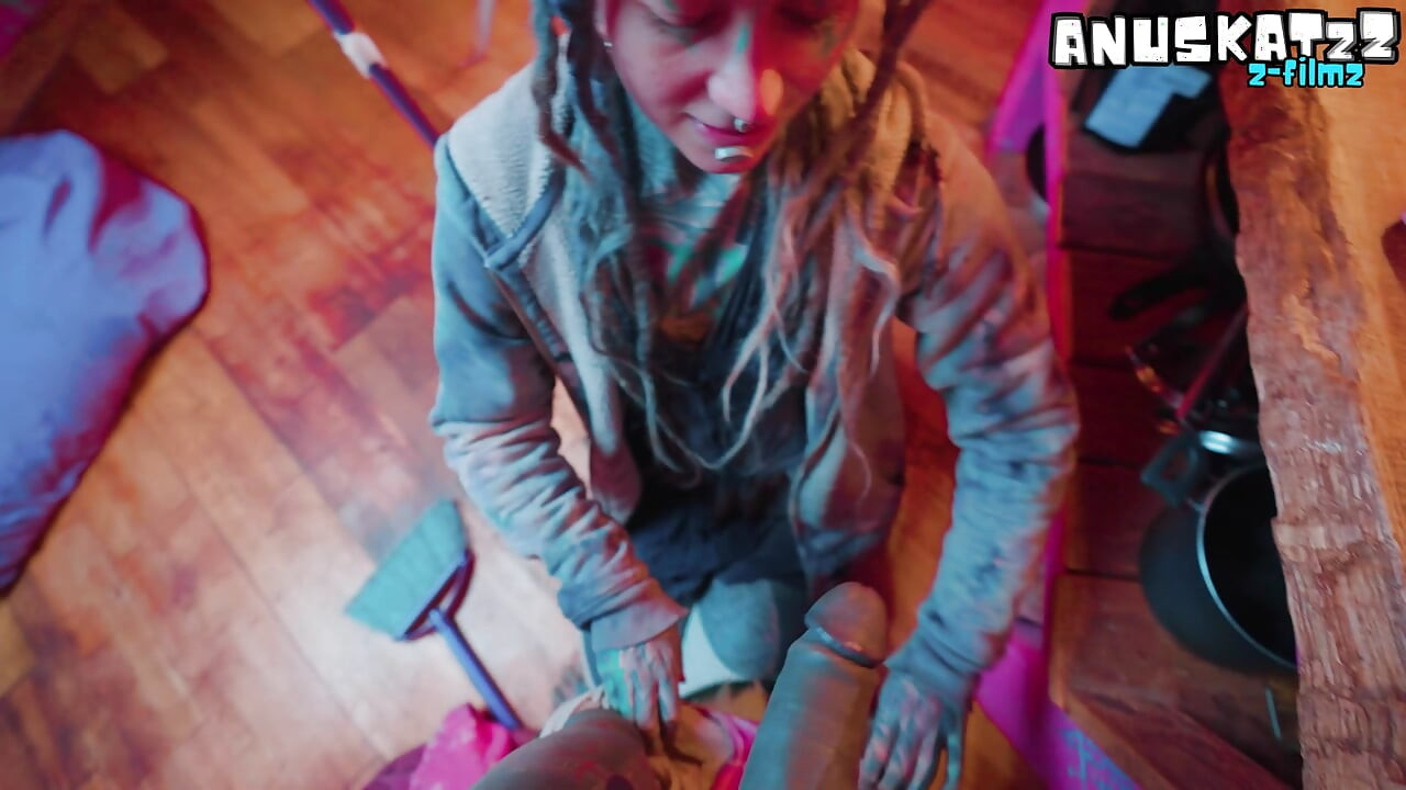 Curul servitoarei obraznice distrus de pulă tatuată chiar pe tejgheaua din bucătărie