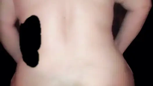 Üvey anne üvey oğlunun büyük yarağına sekiyor, sonra köpek gibi sikiliyor ve durmadan amından su fışkırtıyor.