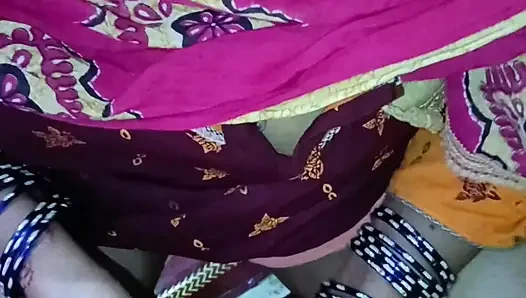 Köylü yenge banyoda işiyor ve kocası tarafından sikiliyor