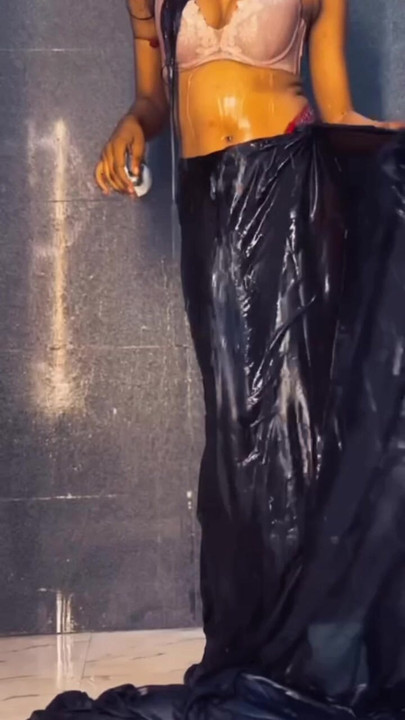 عرض الحمام في فتاة هندية