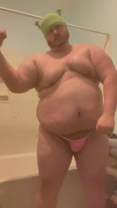 Burly Chub ogre gros papa, gros cul, fléchit son corps énorme dans un string moussant | Clip 1