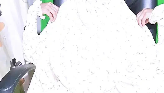 Ratu hijabi. Gadis muslim lagi asik mamerin lubang pantat dan fingering memeknya sambil pakai jilbab.