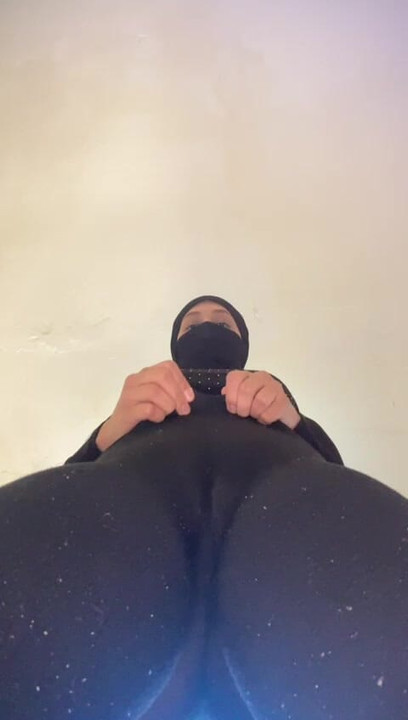 Arabska dziwka z hidżabu nie może przestać się masturbować jak brudny mały dziwak