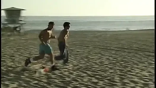 Penjaga pantai berambut merah jangkung ini pamer toket dan ngentot sama pacarnya