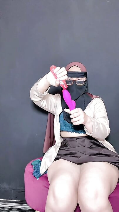 Hijab Veil Student Performs After School, Goes Out A Little