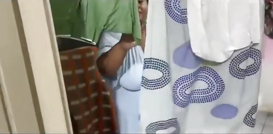 Ahmar datang ke rumah saya untuk mengambil hutang, saya tidak mempunyai apa-apa wang, jadi saya akhirnya mengambil banyak air mani di dalam mulut saya dan hawa