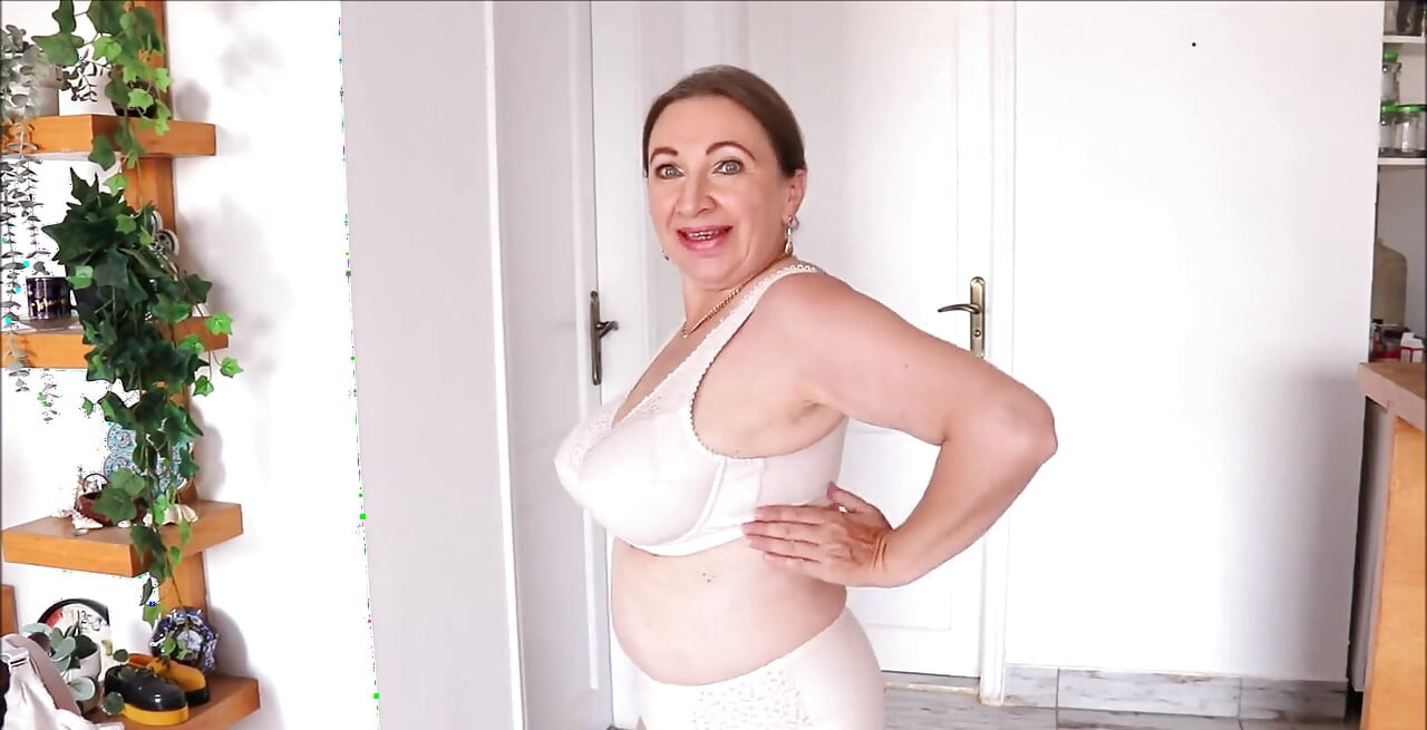 Untuk pencinta coli dan buah dada besar. Saya memakai tembaga harian saya satu demi satu dan menggoncang buah dada besar saya