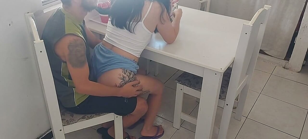 A enteada queria algo mais no café da manhã, então eu lhe dei salsicha pepperoni