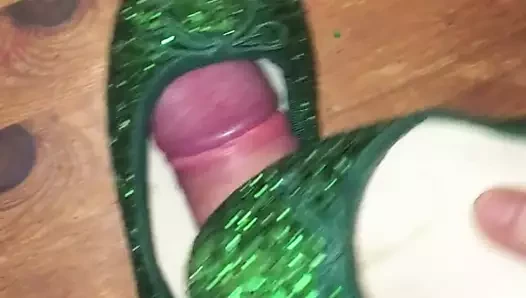 Pump porn video – Glittery ballet pumps getting pumped!