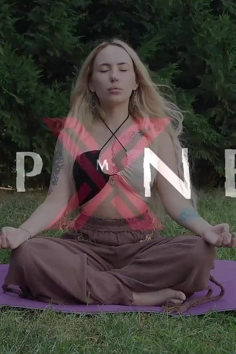 Orta yaşlı seksi kadın yoga sınıfında büyük yarak eğitmeni ile anal üçlü seks yapıyor