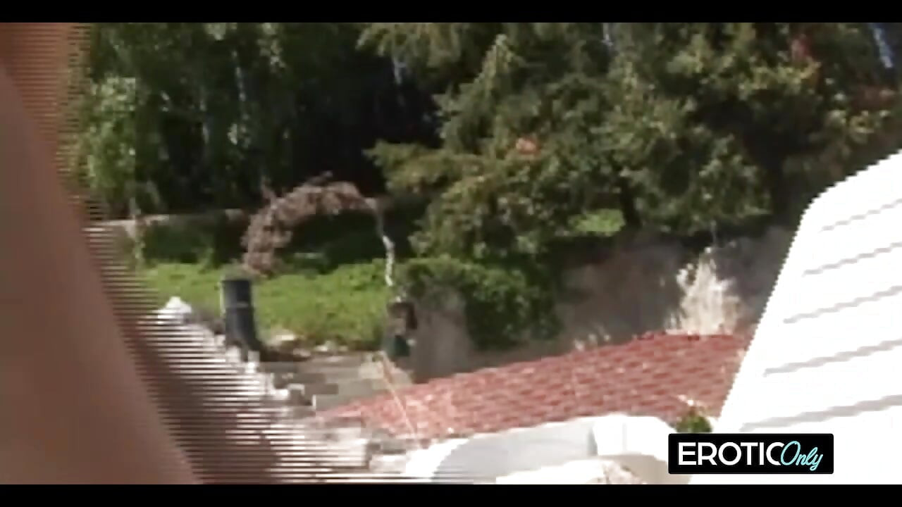 Domaćica se baca na debelu vješalicu dečka od bazena
