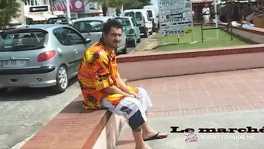 Sarışın tropikal yetişkin sırasında uçurumda açık havada sakso çekiyor