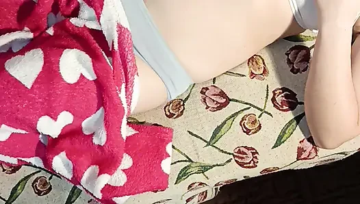Aku nonton adik tiriku lagi asik masturbasi di ranjang