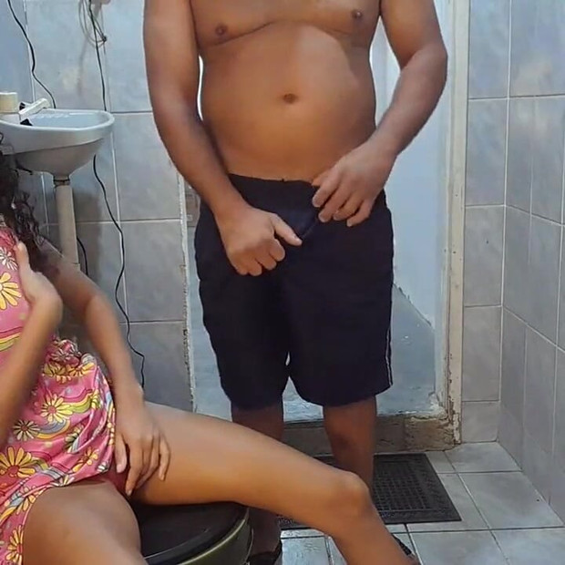 Leo Ogre vidio je zgodnu curu u kupaonici i pojebao je