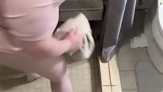 Моя пизда жестко кончает, когда мое очко разрушается... и больше анального развлечения