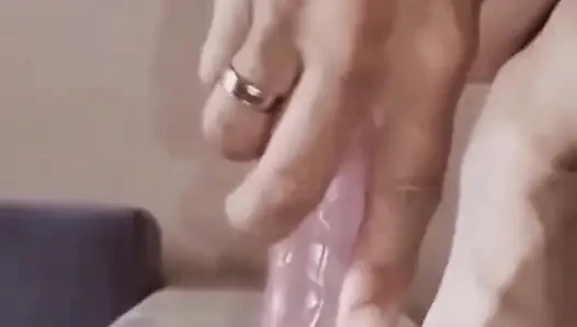 Lubang sempit cewek ini dilebarin sendirian