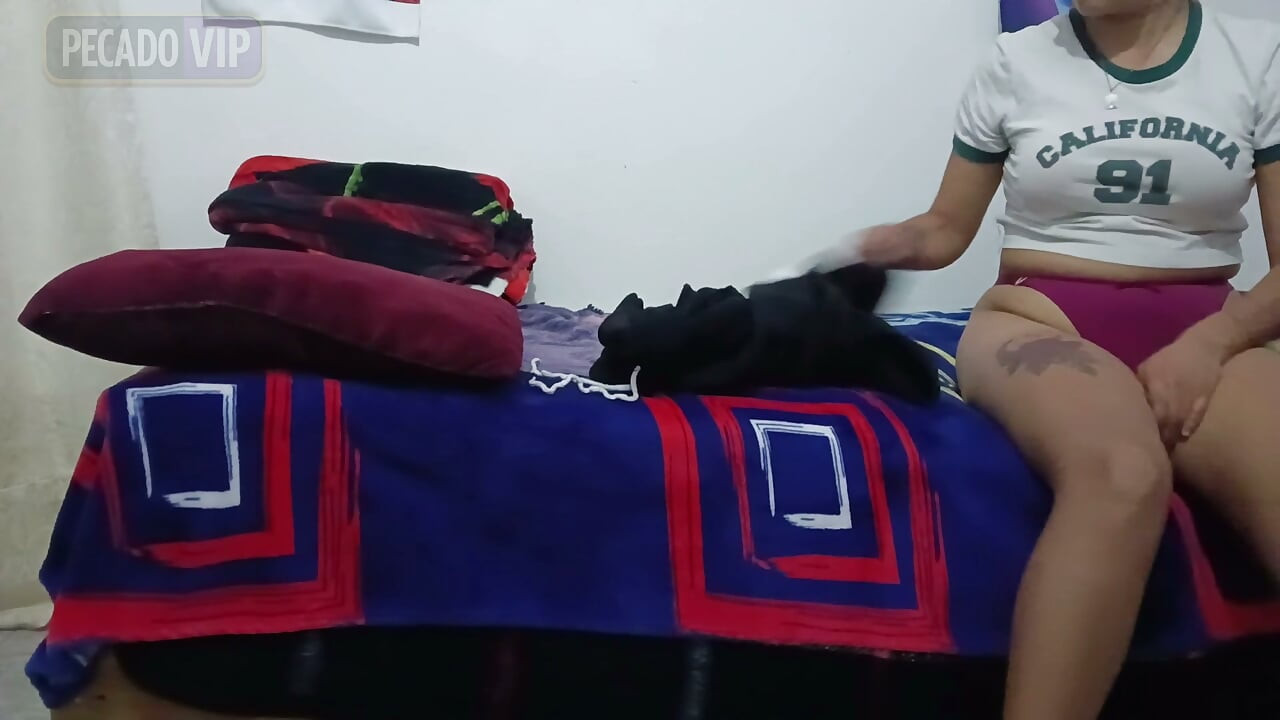 Ensinar a uma aluna quente o seu papel como chupadora submissa e obediente