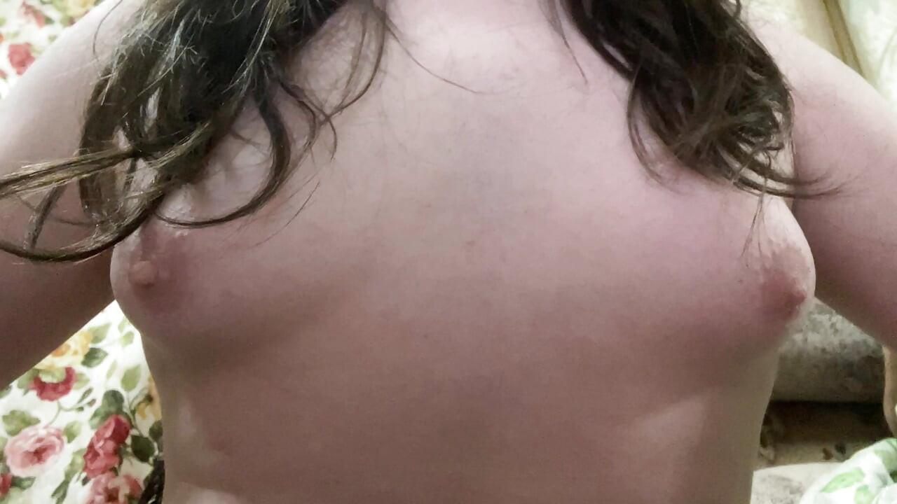 Doll Göğüslerini Gösteriyor