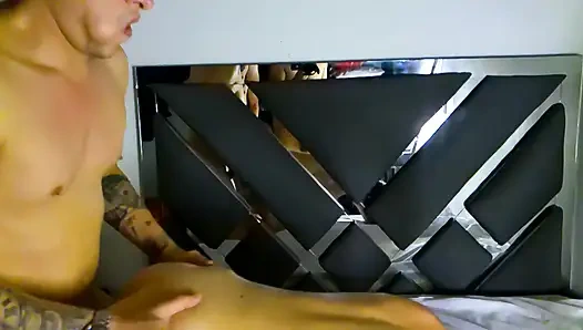 Meine Stiefschwester nimmt mir einen tiefen Hals, ich ficke ihren Arsch und komme auf ihre harten Brüste, ich liebe ihren Spritzer