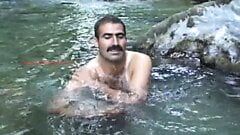 Tarek trekt zijn harige Arabische penis af aan een rivier