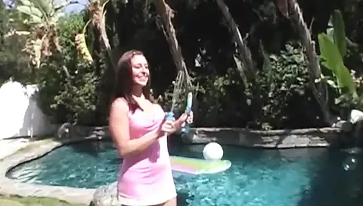 Трах и камшот на лицо с громко стонущей тинкой брюнеткой в видео от первого лица