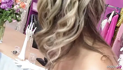 Adam üçlü seks sırasında bir butikte ateşli sarışın büyük memeli orta yaşlı seksi kadınlarla seks yapıyor