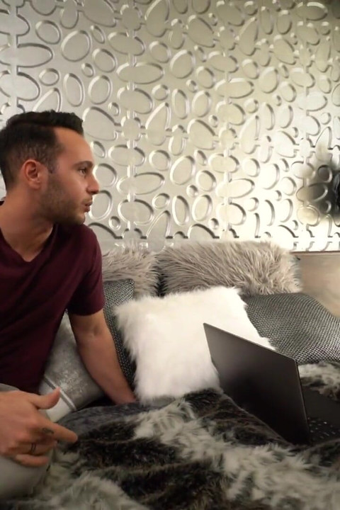 Seksi Darcia Lee ıslak amcığını memnun etmek için sert bir yarağa sahip