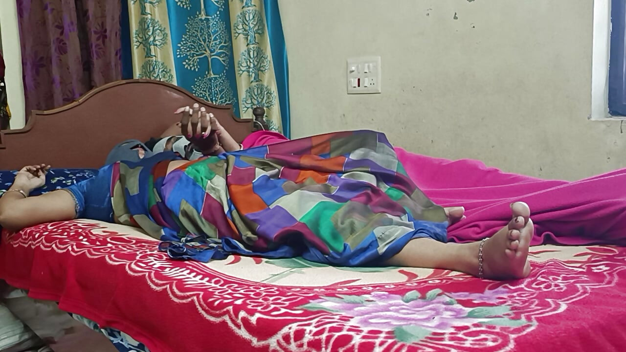 Förbjuden affär medan mannen är hemma styvmamma Telugu Voice Saree knullar