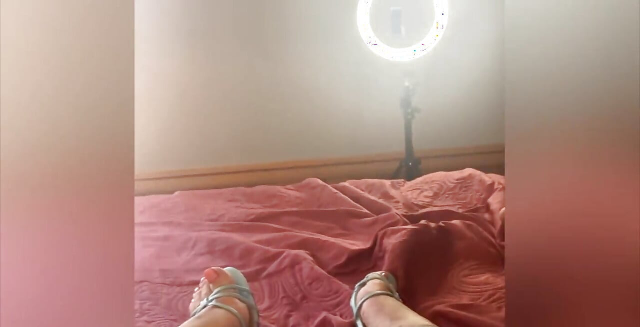 私は何もしていなかったので、隣人に私を食べてもらいました。私たちはそれを気に入り、彼は私の肛門に射精しました