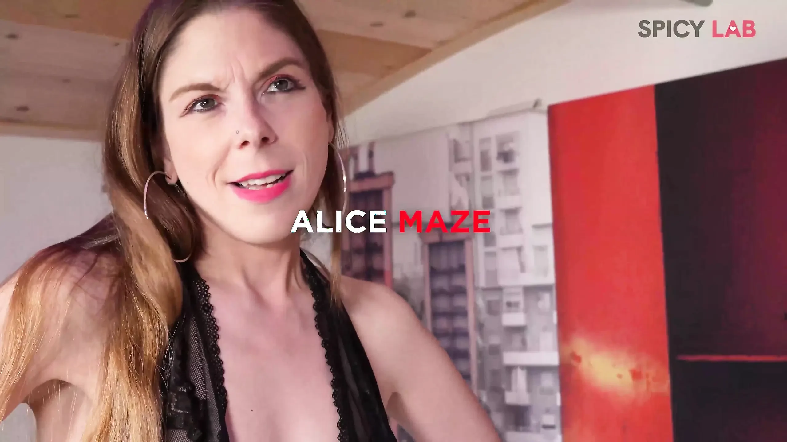 Vatrena Alice Maze bi volela da masturbira sa velikim dildoima i vibratorima