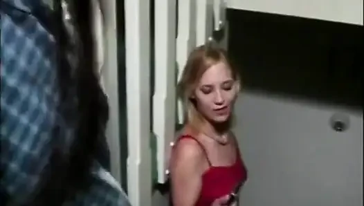 Andrea adams si cewek hot lagi ngentot kontol pria di kursi kantor