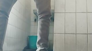 लड़का बाथरूम में अपना बड़ा लंड चोद रहा है