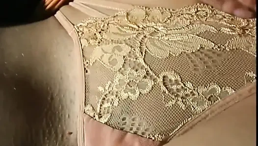 Gadis remaja amatir dengan toket besar lagi asik masturbasi memek sempitnya di dalam mobil