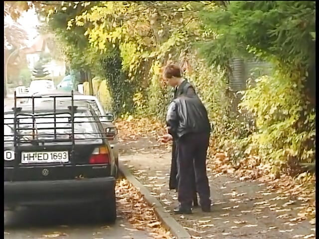 สาวเซ็กซี่โดนเย็ดหลังอมควยในรถตู้ส่งของ