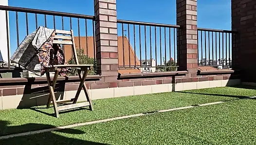 Стеклянный анальный дилдо на крыше - часть 2